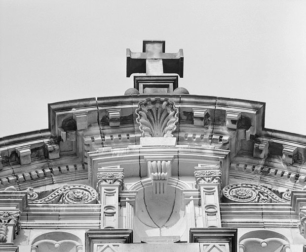 Façade principale, fronton vu d'en dessous. © Jérôme Mongreville / Région Bourgogne-Franche-Comté, Inventaire du patrimoine - 1988