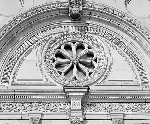Façade principale, tympan du portail. © Jérôme Mongreville / Région Bourgogne-Franche-Comté, Inventaire du patrimoine - 1988