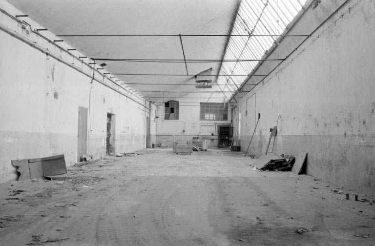 Au fond à gauche : ancienne entrée principale de l'usine, en avant du bobinage. © Laurent Poupard / Région Bourgogne-Franche-Comté, Inventaire du patrimoine - 1988