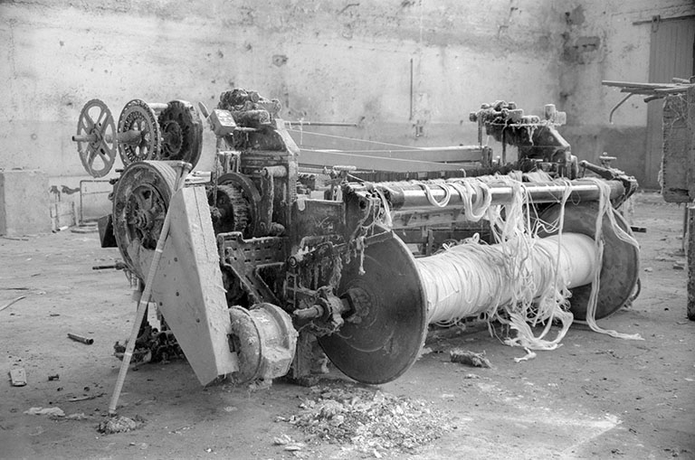 Face arrière du métier à tisser. Moteur Alsthom au premier plan, à gauche de l'ensouple. © Laurent Poupard / Région Bourgogne-Franche-Comté, Inventaire du patrimoine - 1988