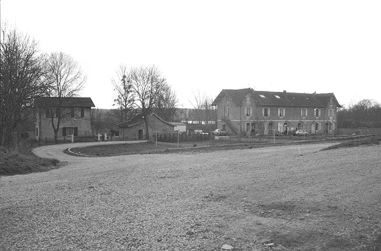Vue d'ensemble des logements d'ouvriers, depuis le nord. © Laurent Poupard / Région Bourgogne-Franche-Comté, Inventaire du patrimoine - 1988