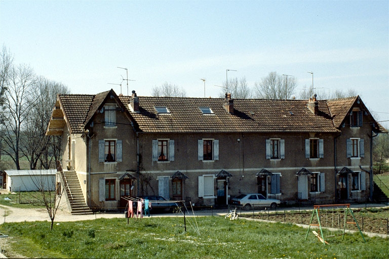 Façades antérieure et latérale gauche du logement d'ouvriers (22). © Laurent Poupard / Région Bourgogne-Franche-Comté, Inventaire du patrimoine - 1988