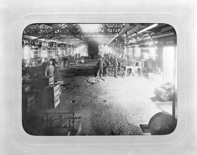 Intérieur d'un atelier de fabrication (clouterie ?), à la fin du 19e siècle. © Yves  Sancey (reproduction), De Jongh Frères / Région Bourgogne-Franche-Comté, Inventaire du patrimoine - 1988