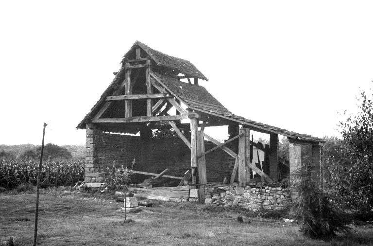 Hangar (abri du four), depuis l'est. © Laurent Poupard / Région Bourgogne-Franche-Comté, Inventaire du patrimoine - 1988