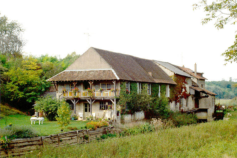 Vue d'ensemble, depuis le sud. © Laurent Poupard / Région Bourgogne-Franche-Comté, Inventaire du patrimoine - 1988