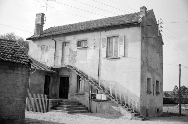 Bâtiment principal (A) vu de trois quarts droit. © Laurent Poupard / Région Bourgogne-Franche-Comté, Inventaire du patrimoine - 1989