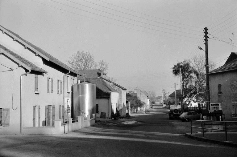 Vue d'ensemble depuis l'est. © Laurent Poupard / Région Bourgogne-Franche-Comté, Inventaire du patrimoine - 1989