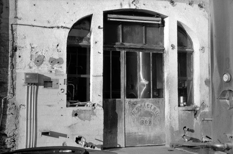 Porte d'entrée de l'atelier de fabrication. © Laurent Poupard / Région Bourgogne-Franche-Comté, Inventaire du patrimoine - 1989