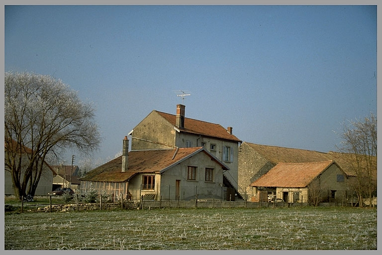 Vue d'ensemble depuis le sud-est. © Laurent Poupard / Région Bourgogne-Franche-Comté, Inventaire du patrimoine - 1989