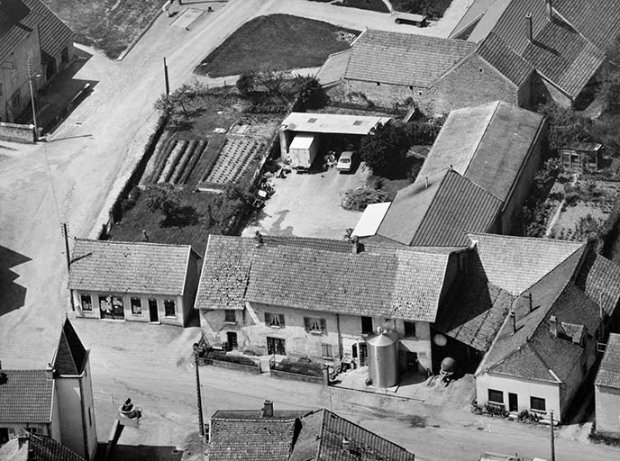 Vue d'ensemble depuis le sud (vue aérienne). © Jérôme  Mongreville (reproduction) / Région Bourgogne-Franche-Comté, Inventaire du patrimoine - 1989