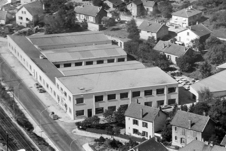L'usine 2 vue du sud [détail d'une vue aérienne]. © Laurent  Poupard (reproduction) / Région Bourgogne-Franche-Comté, Inventaire du patrimoine - 1989