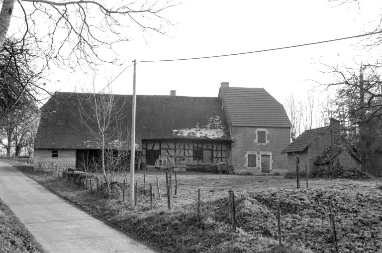 Etable, logement patronal et four à pain, depuis le nord-ouest. © Laurent Poupard / Région Bourgogne-Franche-Comté, Inventaire du patrimoine - 1989
