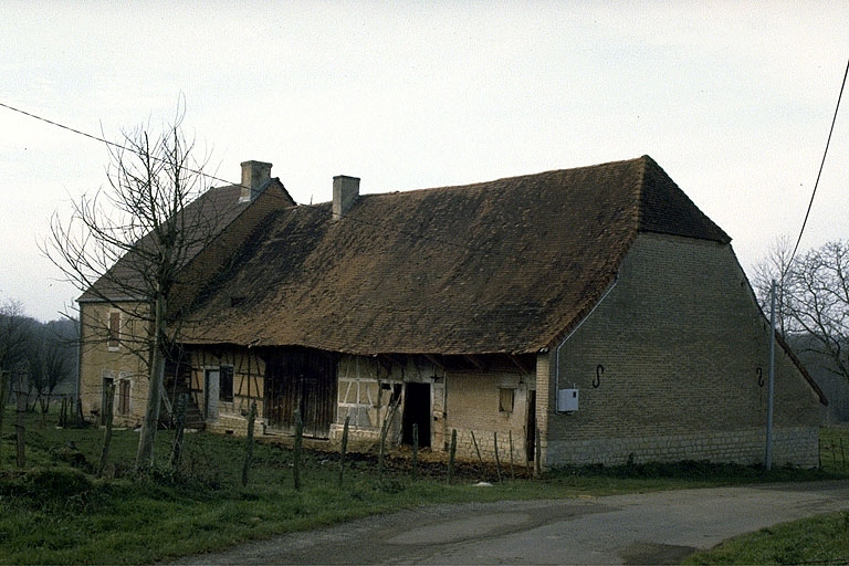 Etable et logement patronal, depuis l'est. © Laurent Poupard / Région Bourgogne-Franche-Comté, Inventaire du patrimoine - 1989