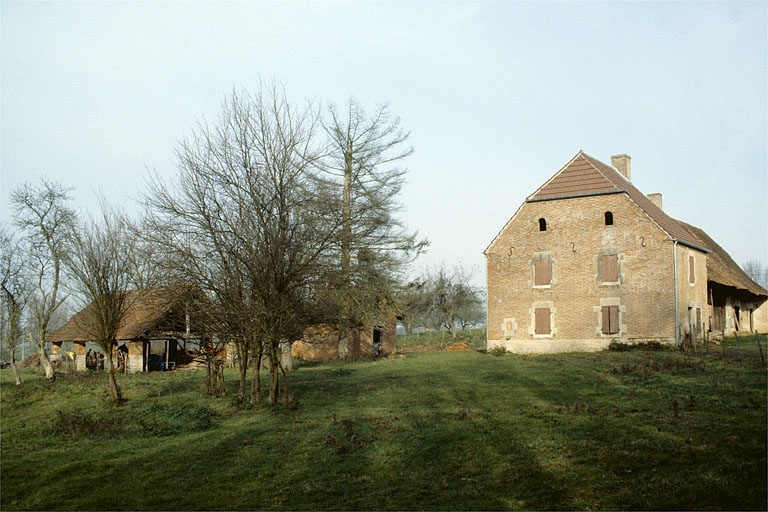 Vue d'ensemble, depuis le sud-est. © Laurent Poupard / Région Bourgogne-Franche-Comté, Inventaire du patrimoine - 1989