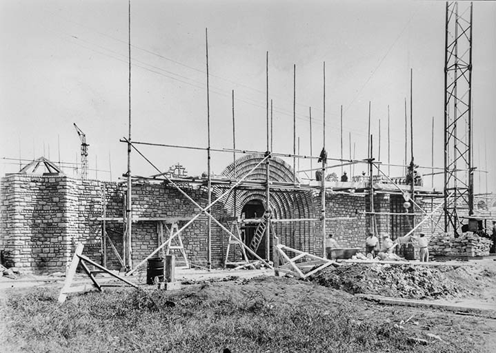 Travaux de construction de l'église, façade ouest. © Jérôme  Mongreville (reproduction), Charnotet / Région Bourgogne-Franche-Comté, Inventaire du patrimoine - 1990