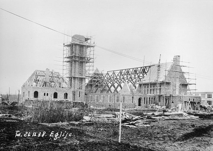 Travaux de construction de l'église, vue du sud-est. © Jérôme  Mongreville (reproduction), Charnotet / Région Bourgogne-Franche-Comté, Inventaire du patrimoine - 1990