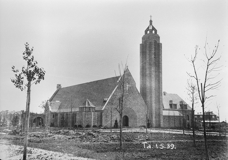 Travaux de construction de l'église, vue du nord-ouest. © Jérôme  Mongreville (reproduction), Charnotet / Région Bourgogne-Franche-Comté, Inventaire du patrimoine - 1990