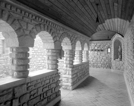 La galerie reliant l'église au presbytère. © Yves Sancey / Région Bourgogne-Franche-Comté, Inventaire du patrimoine - 1990
