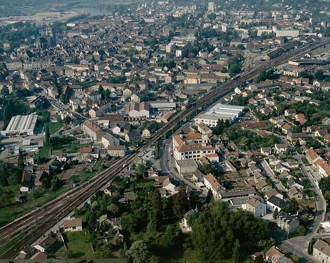 Vue aérienne du quartier et des usines 1 et 2, depuis le sud-est. © Yves Sancey / Région Bourgogne-Franche-Comté, Inventaire du patrimoine - 1990