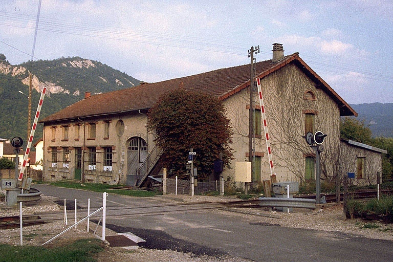 Façade antérieure vue de trois quarts droit. © Laurent Poupard / Région Bourgogne-Franche-Comté, Inventaire du patrimoine - 1990