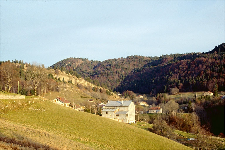 Vue d'ensemble depuis le village. © Laurent Poupard / Région Bourgogne-Franche-Comté, Inventaire du patrimoine - 1991