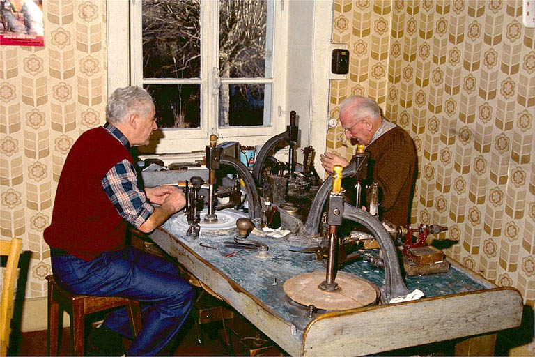 Taille manuelle de pierre pour la joaillerie. © Laurent Poupard / Région Bourgogne-Franche-Comté, Inventaire du patrimoine - 1991