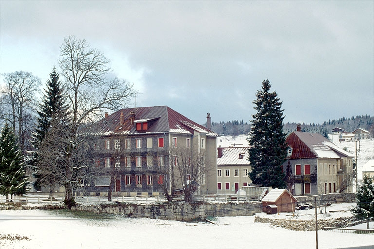 Vue d'ensemble depuis le sud-est, en hiver. © Laurent Poupard / Région Bourgogne-Franche-Comté, Inventaire du patrimoine - 1991