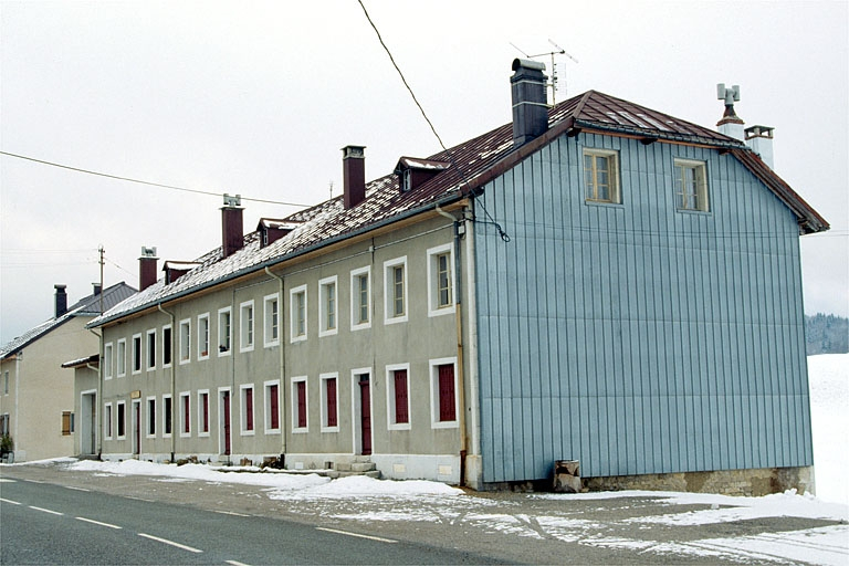 Logement d'ouvriers vu de trois quarts droit, en hiver. © Laurent Poupard / Région Bourgogne-Franche-Comté, Inventaire du patrimoine - 1991