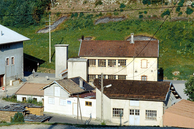 Façade postérieure vue de trois quarts droite. © Laurent Poupard / Région Bourgogne-Franche-Comté, Inventaire du patrimoine - 1991