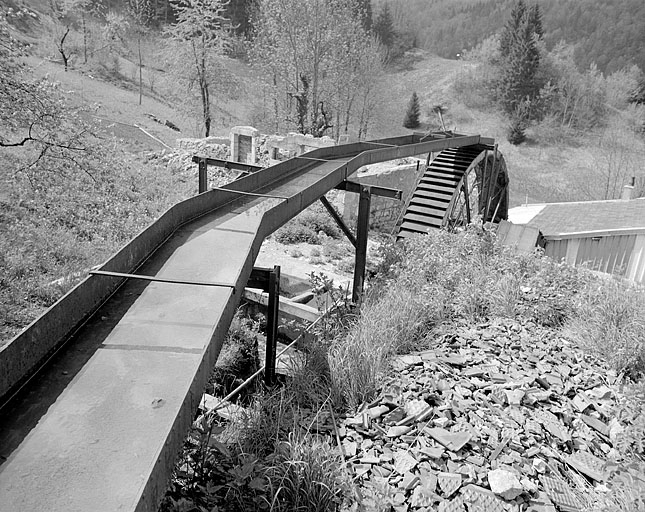 Canal d'amenée métallique et roue hydraulique. © Jérôme Mongreville / Région Bourgogne-Franche-Comté, Inventaire du patrimoine - 1992