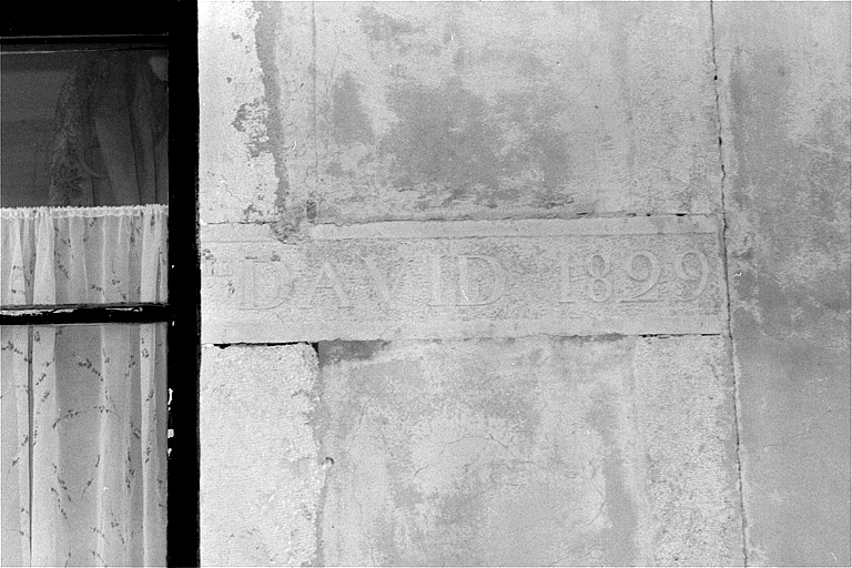 Pavillon oriental : inscription sur le mur ouest. © Jérôme Mongreville / Région Bourgogne-Franche-Comté, Inventaire du patrimoine - 1992