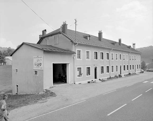 Logement d'ouvriers, vu de trois quarts gauche. © Jérôme Mongreville / Région Bourgogne-Franche-Comté, Inventaire du patrimoine - 1992