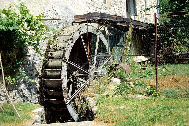 Roue en dessus et conduite d'amenée. © Laurent Poupard / Région Bourgogne-Franche-Comté, Inventaire du patrimoine - 1992