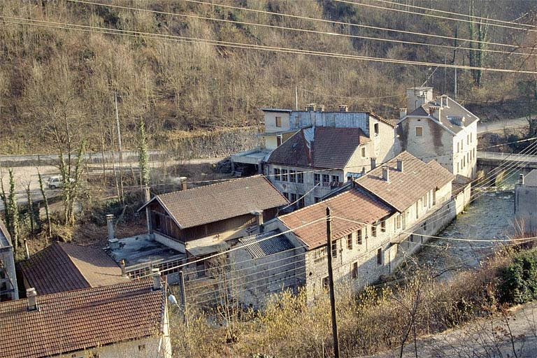 Vue d'ensemble plongeante depuis le nord-ouest. © Laurent Poupard / Région Bourgogne-Franche-Comté, Inventaire du patrimoine - 1992