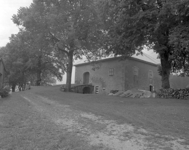 Façade postérieure et face latérale gauche. © Jérôme Mongreville / Région Bourgogne-Franche-Comté, Inventaire du patrimoine - 1994