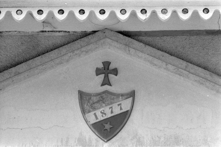 Armes au-dessus de la porte du logis. © Jérôme Mongreville / Région Bourgogne-Franche-Comté, Inventaire du patrimoine - 1994