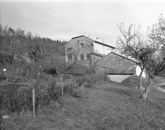 Vue générale de la face droite de la maison et de l'abattoir. © Jérôme Mongreville / Région Bourgogne-Franche-Comté, Inventaire du patrimoine - 1994