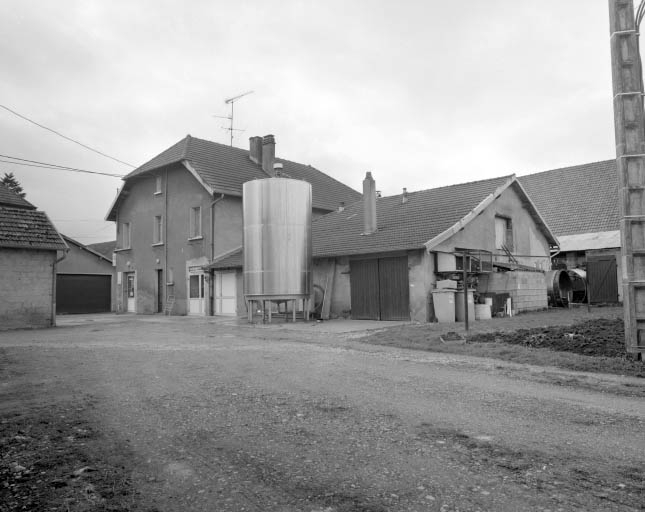 La fromagerie depuis l'est, avec les pièces d'affinage au premier plan. © Yves Sancey / Région Bourgogne-Franche-Comté, Inventaire du patrimoine - 1997