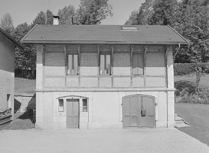 Façade antérieure de la remise à automobile et de son logement. © Jérôme Mongreville / Région Bourgogne-Franche-Comté, Inventaire du patrimoine - 1997
