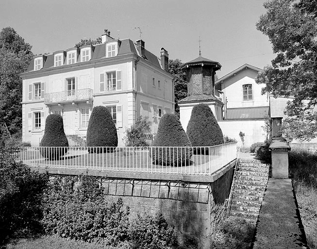 Façade sur jardin de la demeure, pigeonnier et face latérale de l'atelier. © Jérôme Mongreville / Région Bourgogne-Franche-Comté, Inventaire du patrimoine - 1997