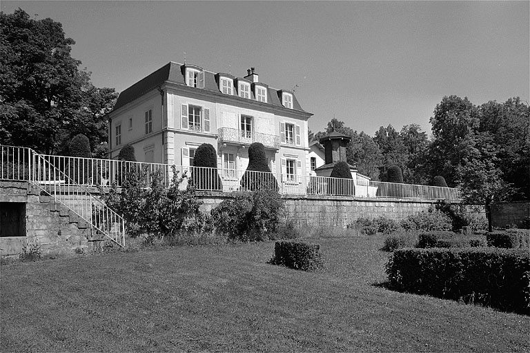 Façade sur jardin de la demeure. © Jérôme Mongreville / Région Bourgogne-Franche-Comté, Inventaire du patrimoine - 1997