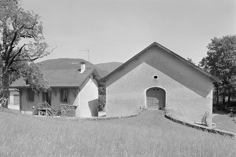 Façade postérieure de la ferme et de la remise à automobile. © Jérôme Mongreville / Région Bourgogne-Franche-Comté, Inventaire du patrimoine - 1997