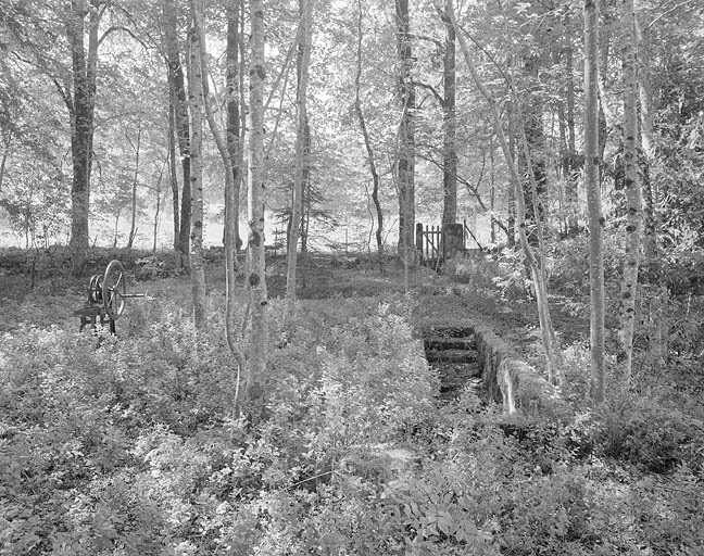 Dans le parc, accès à une citerne enterrée et pompe à eau reliée à cette citerne. © Jérôme Mongreville / Région Bourgogne-Franche-Comté, Inventaire du patrimoine - 1997