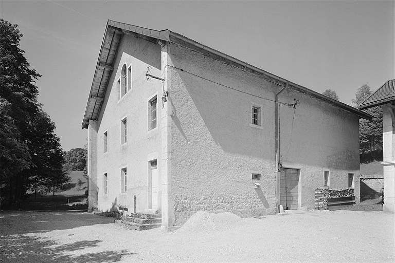 Façade antérieure et face droite de la ferme. © Jérôme Mongreville / Région Bourgogne-Franche-Comté, Inventaire du patrimoine - 1997