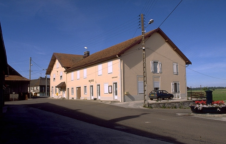 Façade antérieure vue de trois quarts droite. © Yves Sancey / Région Bourgogne-Franche-Comté, Inventaire du patrimoine - 1997