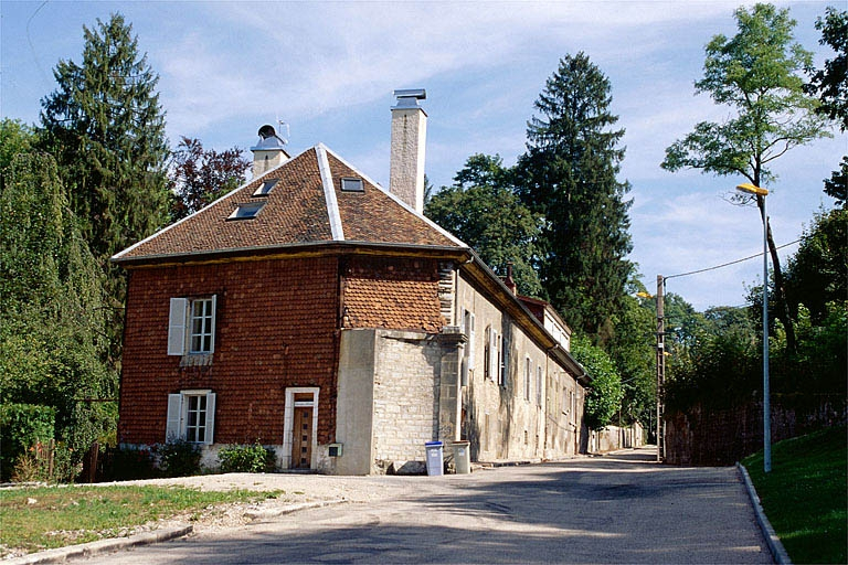 Bureaux et logements sur la rue Adrien Muller. © Yves Sancey / Région Bourgogne-Franche-Comté, Inventaire du patrimoine - 1997