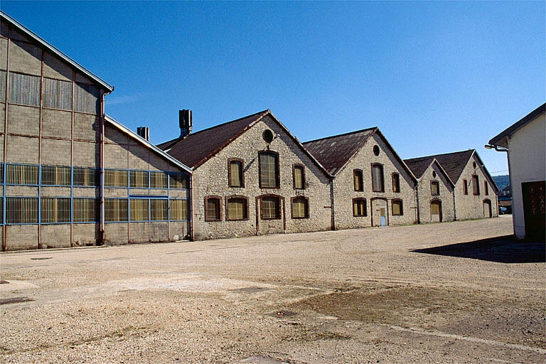 Façade des ateliers de l'ancienne forge depuis la cour. © Yves Sancey / Région Bourgogne-Franche-Comté, Inventaire du patrimoine - 1997