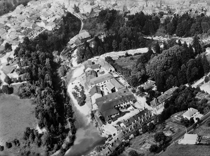 Vue aérienne depuis le sud-ouest. © Jérôme  Mongreville (reproduction) / Région Bourgogne-Franche-Comté, Inventaire du patrimoine - 1997