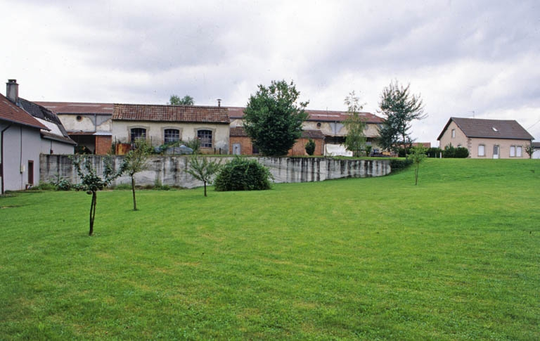 Ateliers de fabrication et conciergerie depuis l'est. © Yves Sancey / Région Bourgogne-Franche-Comté, Inventaire du patrimoine - 2000