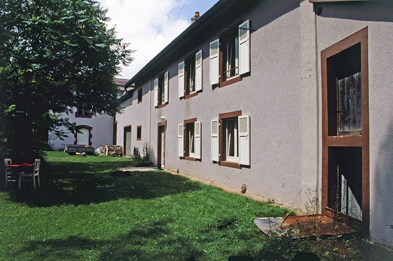 Bâtiment d'eau et atelier de fabrication (au fond) et logement. © Yves Sancey / Région Bourgogne-Franche-Comté, Inventaire du patrimoine - 2000